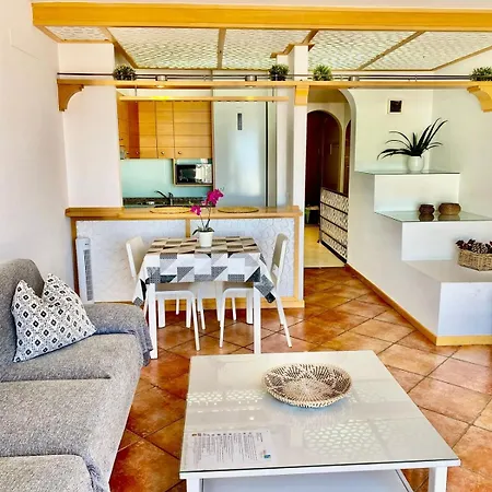 Elegant - Oceanview, Heated Pool דירה