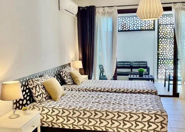 Elegant - Oceanview, Heated Pool Апартаменти *